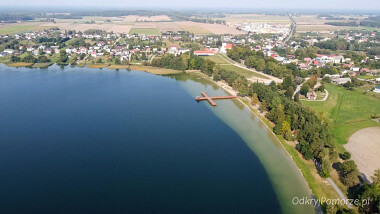 Wiele i Jezioro Wielewskie z lotu ptaka - plaża, molo, kąpielisko