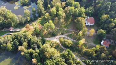 Kalwaria Wejherowska - po lewej mała kapliczka Nad Cedronem, w środku kaplica pw Grobu Pańskiego