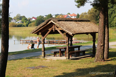 Wiata przy plaży w Wielu