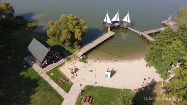 Kąpielisko Struga nad Jeziorem Wielkim - piaszczysta plaża, pomosty, ławki, boisko do gry w siatkówkę plażową