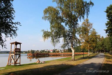 Kąpielisko i plaża nad jeziorem w Wielu