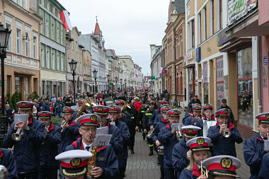 Parada Niepodległościowa w Wejherowie - orkiestra, strażacy, żołnierze, mieszkańcy itd. - fot. FB Wejherowo.pl