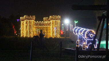 Lumina Park - iluminacje w Pruszczu Gdańskim - zamek i armata oblężnicza