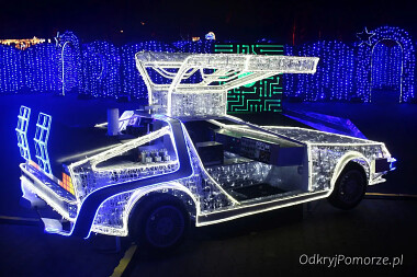 Lumina Park - iluminacje w Pruszczu Gdańskim - samochód DMC DeLorean z filmu "Powrót do przyszłości". Można wsiąść do środka, nacisnąć starter i usłyszeć dźwięk silnika.