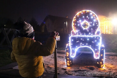 Lumina Park - iluminacje w Pruszczu Gdańskim - naciśnięcie przycisku powoduje wystrzał w kierunku zamkowych murów.  Zamek nie pozostaje obojętny ...