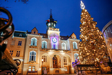 Jarmark Bożonarodzeniowy w Wejherowie - wejherowski ratusz w świątecznej oprawie - fot. Wejherowo