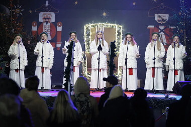 Orszak św. Łucji  na scenie głównej Jamarku Bożonarodzeniowego - fot. Grzegorz Mehring