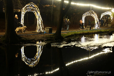 Iluminacje Gdańsk Oliwa - świetlne bramy nad potokiem