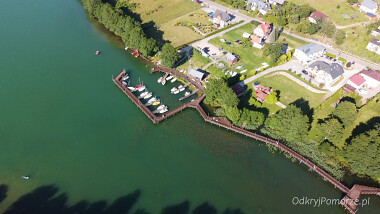 Promenada spacerowa i marina jachtowa nad Jeziorem Raduńskim Górnym w Stężycy na Kaszubach - atrakcje turystyczne w pomorskim