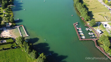 Stężyca - po prawej marina z wypożyczalnią sprzętu wodnego, po lewej - plaża i kąpielisko gminne nad Jeziorem Raduńskim Górnym. Zapraszamy na wakacje na Kaszubach!