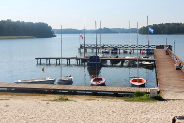 Gowidlino - pomosty przy plaży nad Jeziorem Gowidlińskim