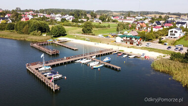 Gowidlino - atrakcje - plaża, kąpielisko, marina, przystań kajakowa nad Jeziorem Gowidlińskim