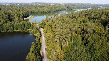 Okolice Sulęczyna - Jezioro Guścierz Mały - po lewej oraz Jezioro Węgorzyno - u góry