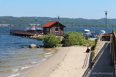 Do przystani w Nadolu przylega piaszczysta plaża nad Jeziorem Żarnowieckim - w sezonie strzeżona