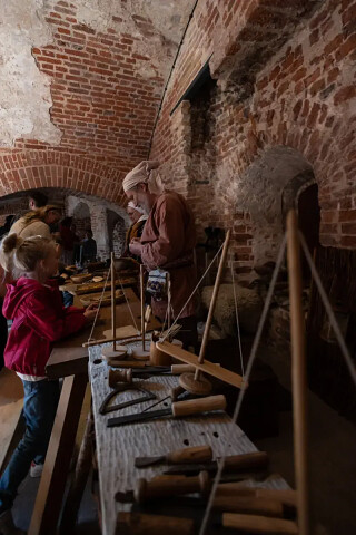 Stoiska i pokazy rękodzieła w Twierdzy Wisłoujście - fot. R. Jocher - mat. Muzeum Gdańska