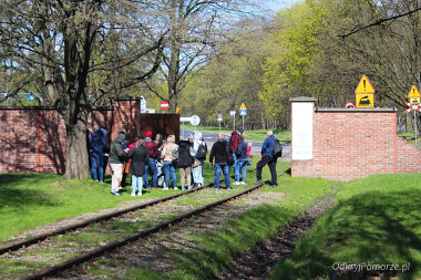 Gdańsk Westerplatte - przed kolejową bramą wjazdową na teren dawnej Wojskowej Składnicy Tranzytowej