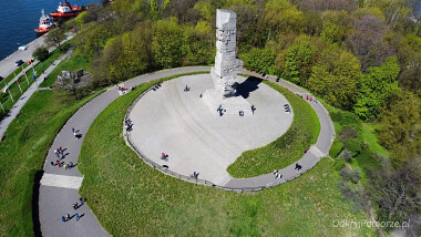 Pomnik na Westerplatte - spiralne wejście na kopiec