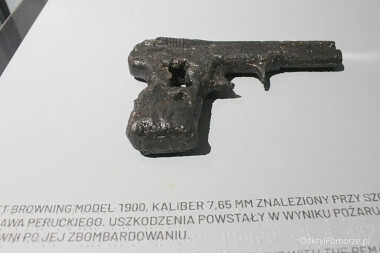 Wystawa w Elektrowni Westerplatte - pistolet znaleziony przy szczątkach kaprala Bronisława Peruckiego, który zginął w zbombardowanej Willi Oficerskiej 2 września 1939 r