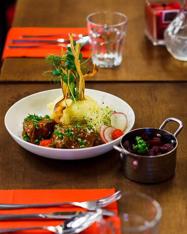 Restauracja Malinówka w Krzesznej - policzki wołowe w sosie własnym podane z maślanym puree ziemniaczanym i karmelizowanymi buraczkami z musztardą