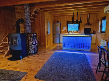 Mana Village Barłomino - wyposażony aneks kuchenny w domku do wynajęcia