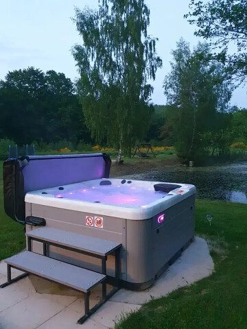 Mana Village Barłomino - jacuzzi z widokiem na zieleń