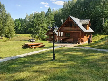 Mana Village Barłomino - piękna, zielona przestrzeń wokół domków zapewnia spokój i oddech