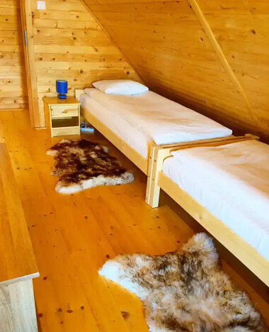 Mana Village Barłomino - sypialnia na piętrze z łóżkami pojedyńczymi
