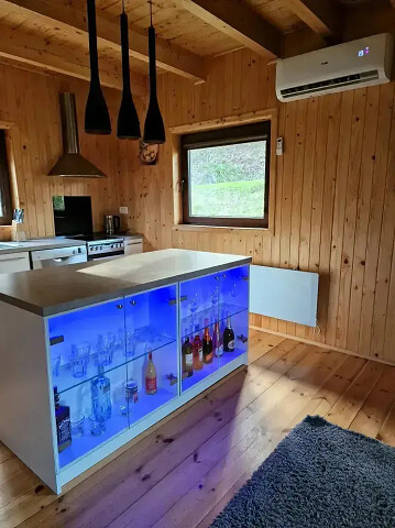 Mana Village Barłomino - salon w domku z aneksem uchennym