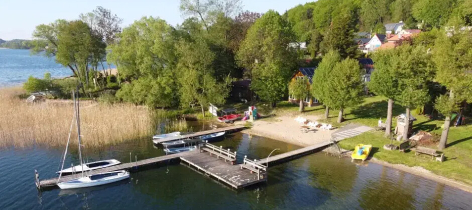 Kaszubskie Zacisze - domek, apartamenty nad jeziorem, własny pomost i plaża