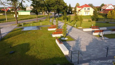 Szemud - skwer przy urzędzie gminy - z fontanną i placem zabaw dla dzieci