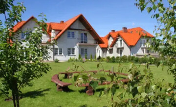 Dworek Łeba - całoroczne pokoje, apartamenty i domek z wyżywieniem