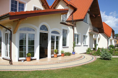 Dworek Łeba - komfortowe noclegi nad morzem z wyżywieniem - pokoje, apartamenty i domek do wynajęcia