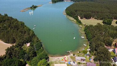Wdzydze Tucholskie - plaża ogólnodostępna, plac zabaw nad brzegiem jeziora