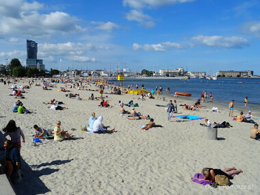 Plaża miejska w Gdyni - rzut plażowym kapeluszem od atrakcji Pleneru Lterackiego