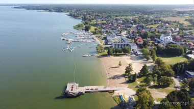 Charzykowy z lotu ptaka - molo spacerowe i przystań przy plaży nad Jeziorem Charzykowskim
