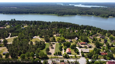 Miejsce Jarmarku - Muzeum – Kaszubski Park Etnograficzny im. Teodory i Izydora Gulgowskich we Wdzydzach - nad Jeziorem  - widok z lotu ptaka