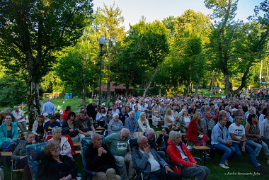 Acco World Music Festival Sulęczyno - publiczność w parku Leśnego Dworu -  fot. Ewelina Karczewska-Luhm