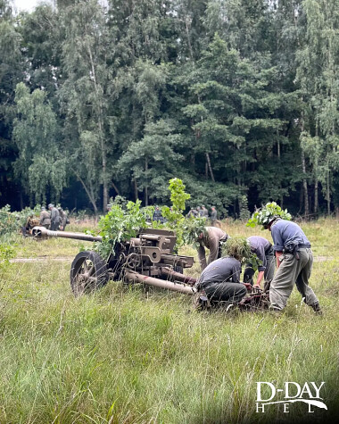 Przygotowanie armaty - fot. D-Day Hel