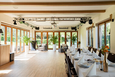 Restauracja Zacisze i Hotel Platan w Gdańsku - sala z widokiem na ogród