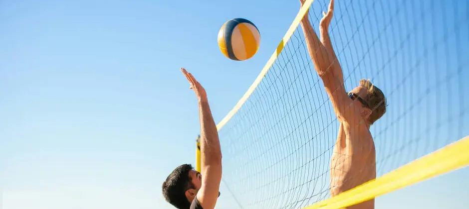 Jak wybrać piłkę do siatkówki plażowej? Różnice, materiały i polecane modele - art. sponsorowany