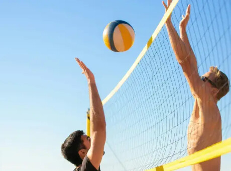 Jak wybrać piłkę do siatkówki plażowej? Różnice, materiały i polecane modele - art. sponsorowany