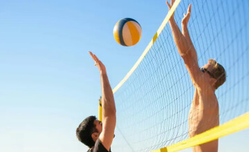 Jak wybrać piłkę do siatkówki plażowej? Różnice, materiały i polecane modele - art. sponsorowany