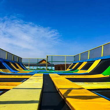 Czarogrody - park rozrywki w Celbowie na Kaszubach - park trampolin