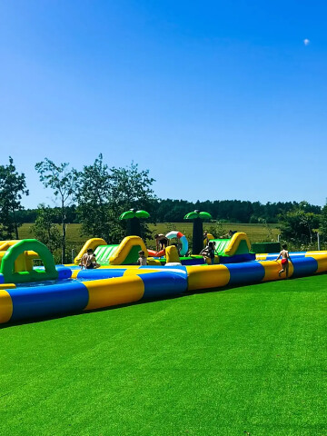Czarogrody - park rozrywki w Celbowie na Kaszubach - dmuchany tor zabaw dla dzieci