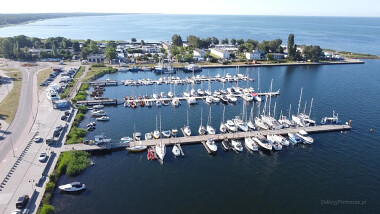 Jastarnia - port i marina jachtowa nad Zatoką Pucką - miejsce cumowania jachtów żaglowych Jossa i Witamina