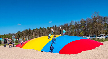 Farma Alexa - Charbrowo koło Łeby - rolniczy park edukacji i rozrywki nad morzem - wielka poducha do skakania