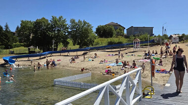 Dziemiany - zjeżdżalnia na ogólnodostępnej plaży przy kąpielisku nad Jeziorem Rzuno - fot. B.Kleinschmidt UG Dziemiany