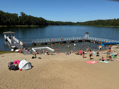 Atrakcje w sezonie - plaża i kąpielisko Dziemiany nad Jeziorem Rzuno - fot. B. Kleinschmidt UG Dziemiany