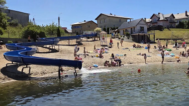 Plaża i kąpielisko w Dziamianach z najdłuższą w regionie zjeżdżalnią - fot. B. Kleinschmidt UG Dziemiany