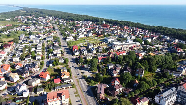Jastarnia z lotu ptaka - po prawej - otwarte morze, po lewej - Zatoka Pucka